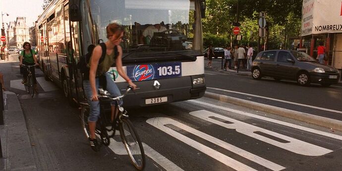 cycliste-et-bus